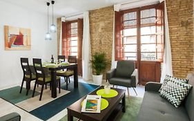 Spacious, Bright Apartment Next To The Old Town